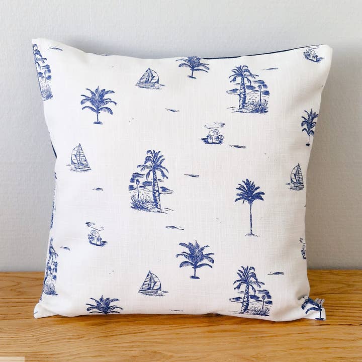 Toile de Jouy stil dekorative pude med marine motiver for engroshandel hos Les P'tits Coussins