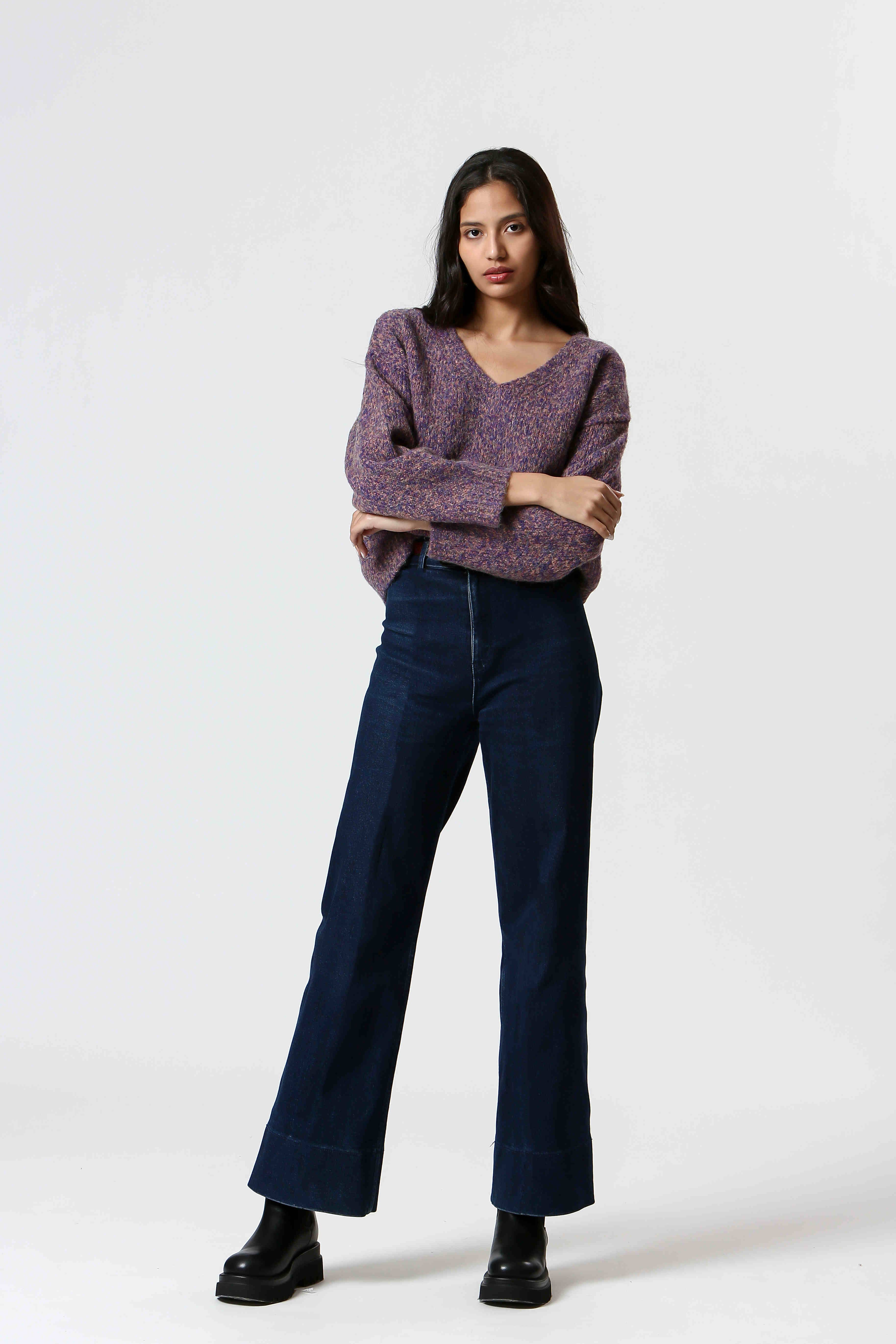 The Korner - USA – wholesale Knitted jumper – Women′s – T24203327 - Ladies V-Neck Sweater1