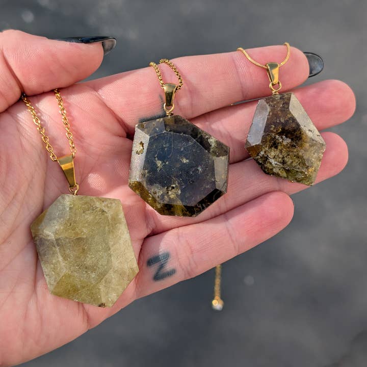 Colliers en grenat grossulaire facetté pour la vente par The Crystal Tabby