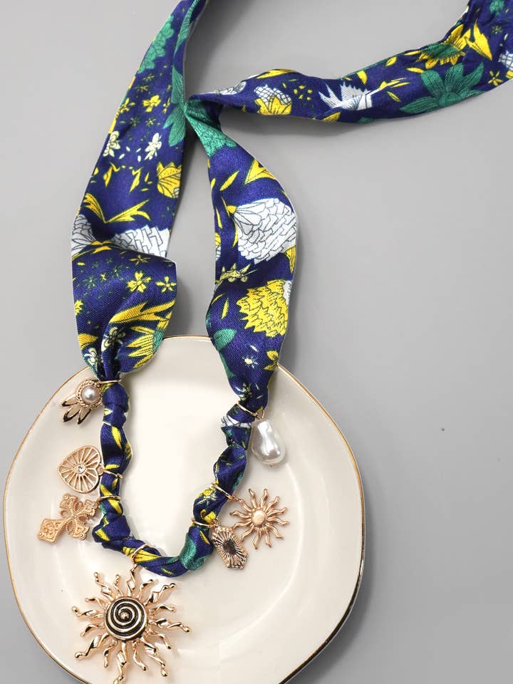 COLGANTE DE BUFANDA COLLAR-PEZ SOL PERLA CORAZÓN | 80N92321 para venta al por mayor de JOSSLYN by wall to wall