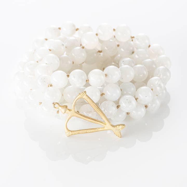 Reine Mala en Pierre de Lune Arc-en-Ciel pour la vente par Open Heart Warrior