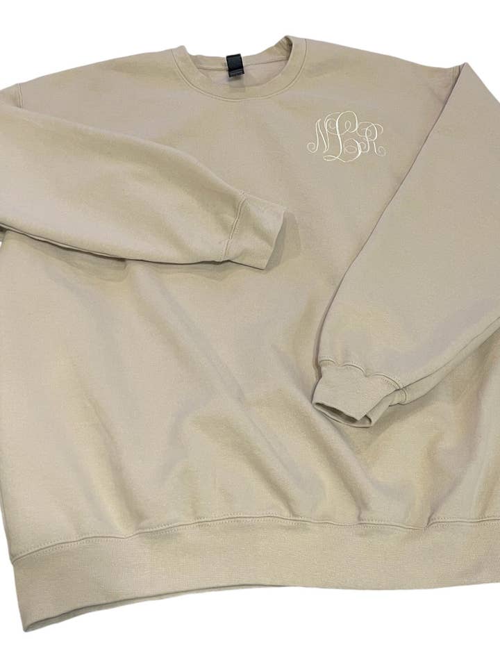 Langærmet monogrammet rundhalset sweater for engroshandel hos Whispering Expressions