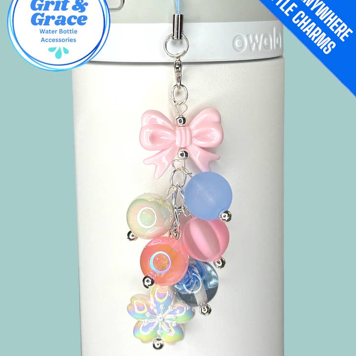 Überall aufhängbarer Primel‑Flaschenanhänger für den Großhandel von Grit & Grace Water Bottle Accessories