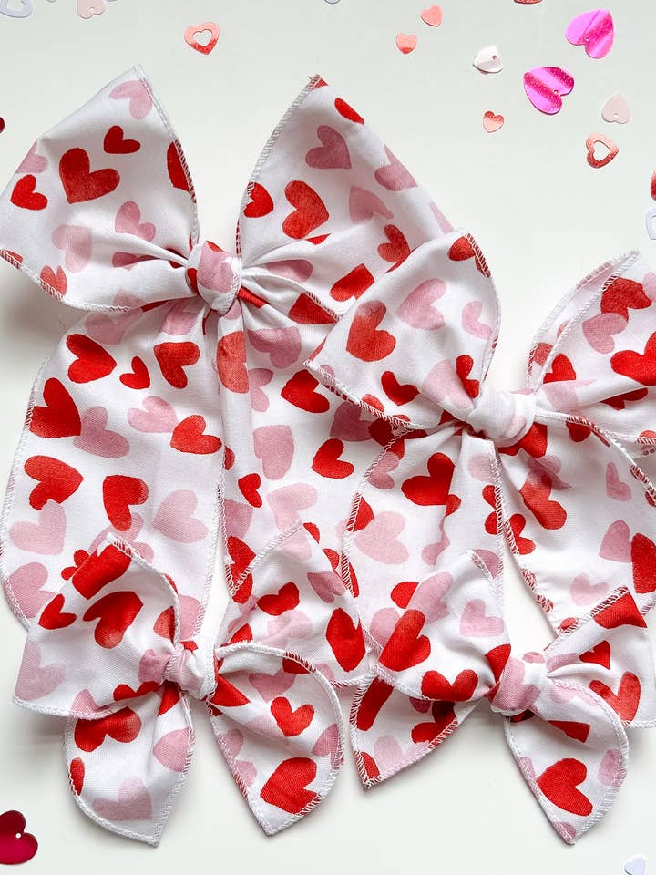 De hartenboog voor Valentijnsdag voor wholesale door Grace + Wonder Co.