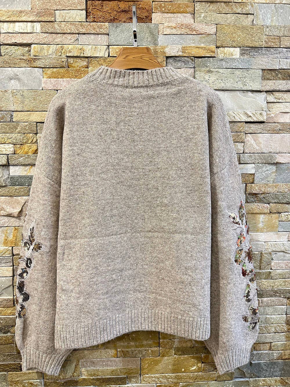 Afinity - Wholesale Pullover-trui - Dames - Oversized trui met ronde hals–Mouwen geborduurd met pailletten AP153 TAUPE4