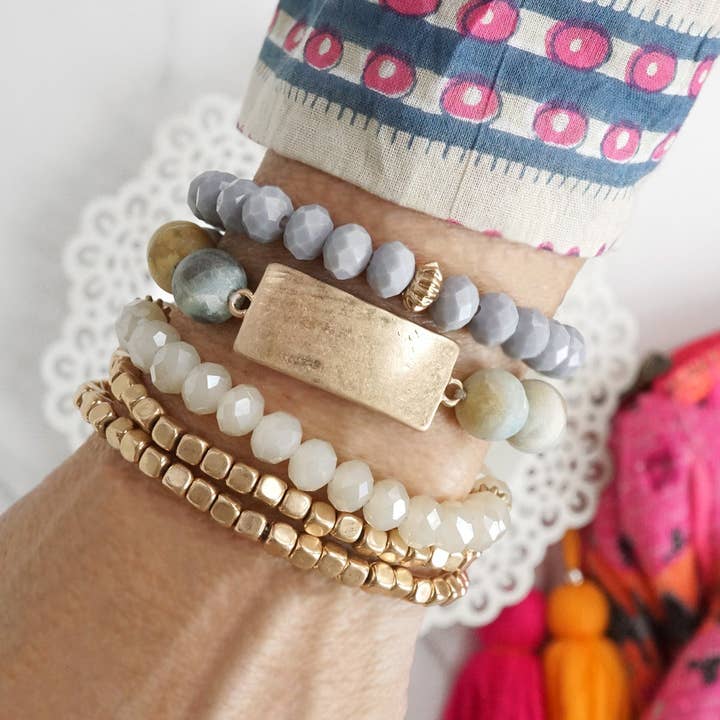 Bracelets en perles Boho empilés avec plaque en métal semi-précieux pour la vente par PennyLine inc