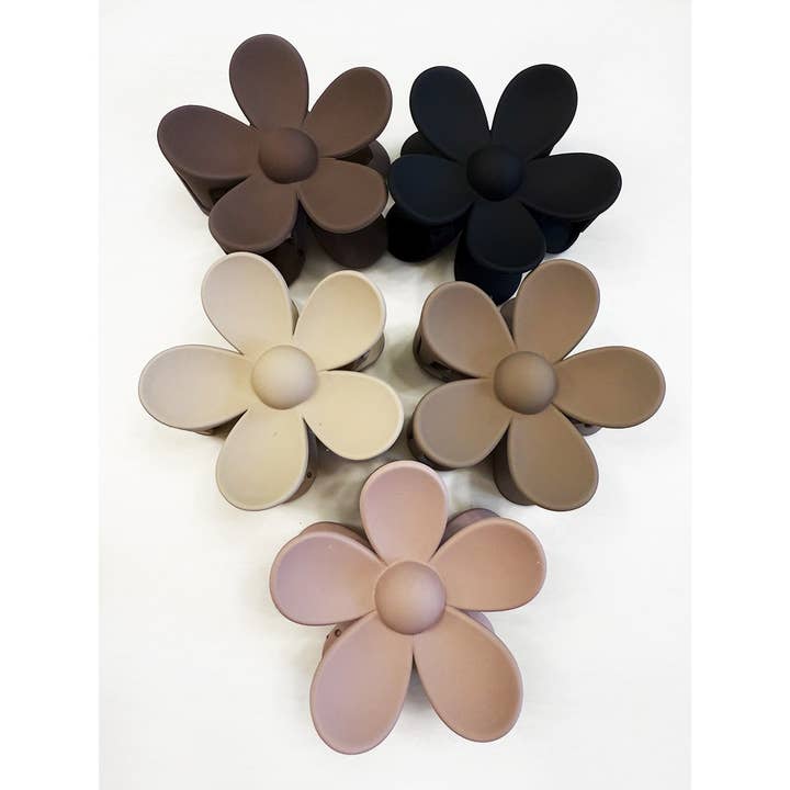 Pinces à cheveux marguerite couleur neutre mate pour la vente par Love and Repeat
