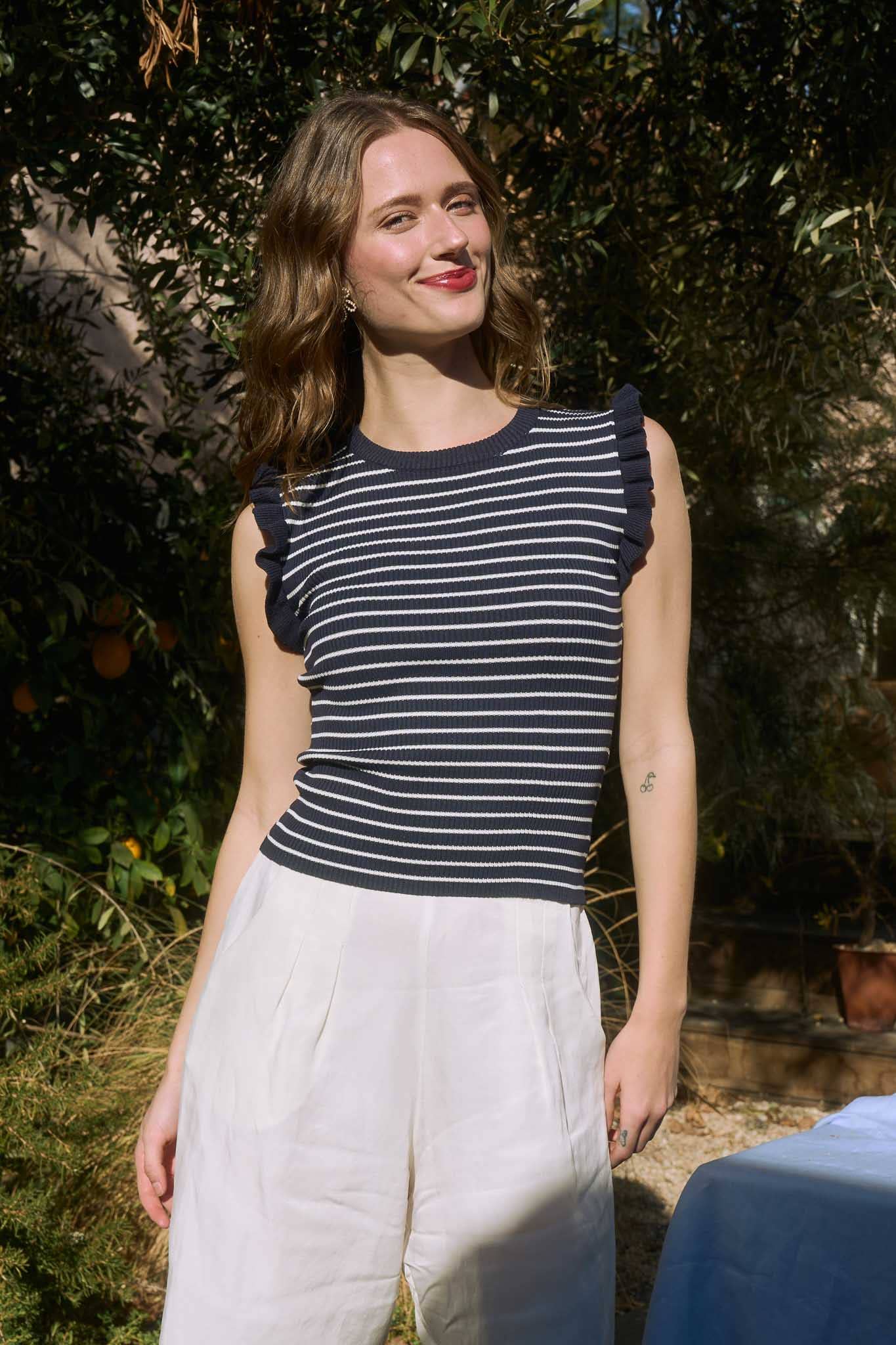 The Workshop Studio – wholesale Pullovertröja - Dam – RANDIG ÄRMLÖS TRÖJA MED VOLANGKANT9