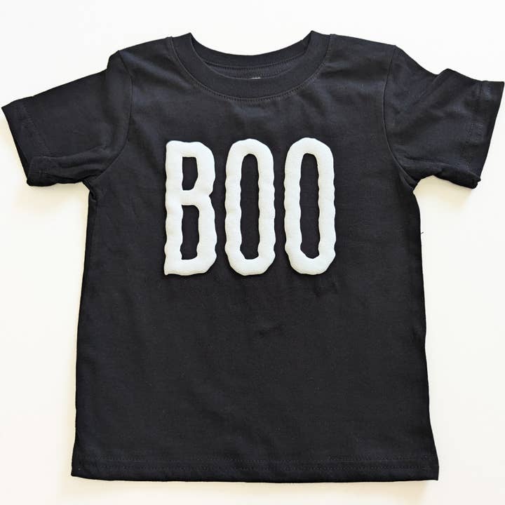 Halloween-T-shirt āBOOā met bladerprint voor kinderen - Spooky Fall Tee voor wholesale door P E T I T R U E