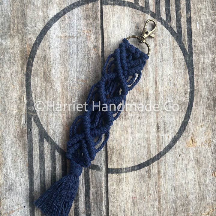 Porte-clés à franges en macramé à nœud ouvert – Plus de 20 couleurs pour la vente par Harriet Handmade Co.