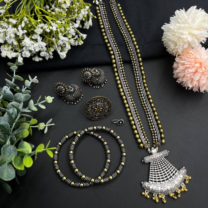 Ensemble de 5 colliers en or et argent oxydés avec pendentifs pour la vente par Vastrabhushan