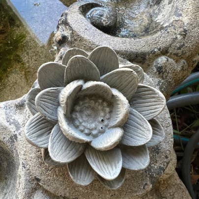 Backyard Stone Art - Vendita all'ingrosso Ornamenti/decorazioni per esterni - Fiore in cemento, ninfea di loto, 7,6 x 3,8 cm5