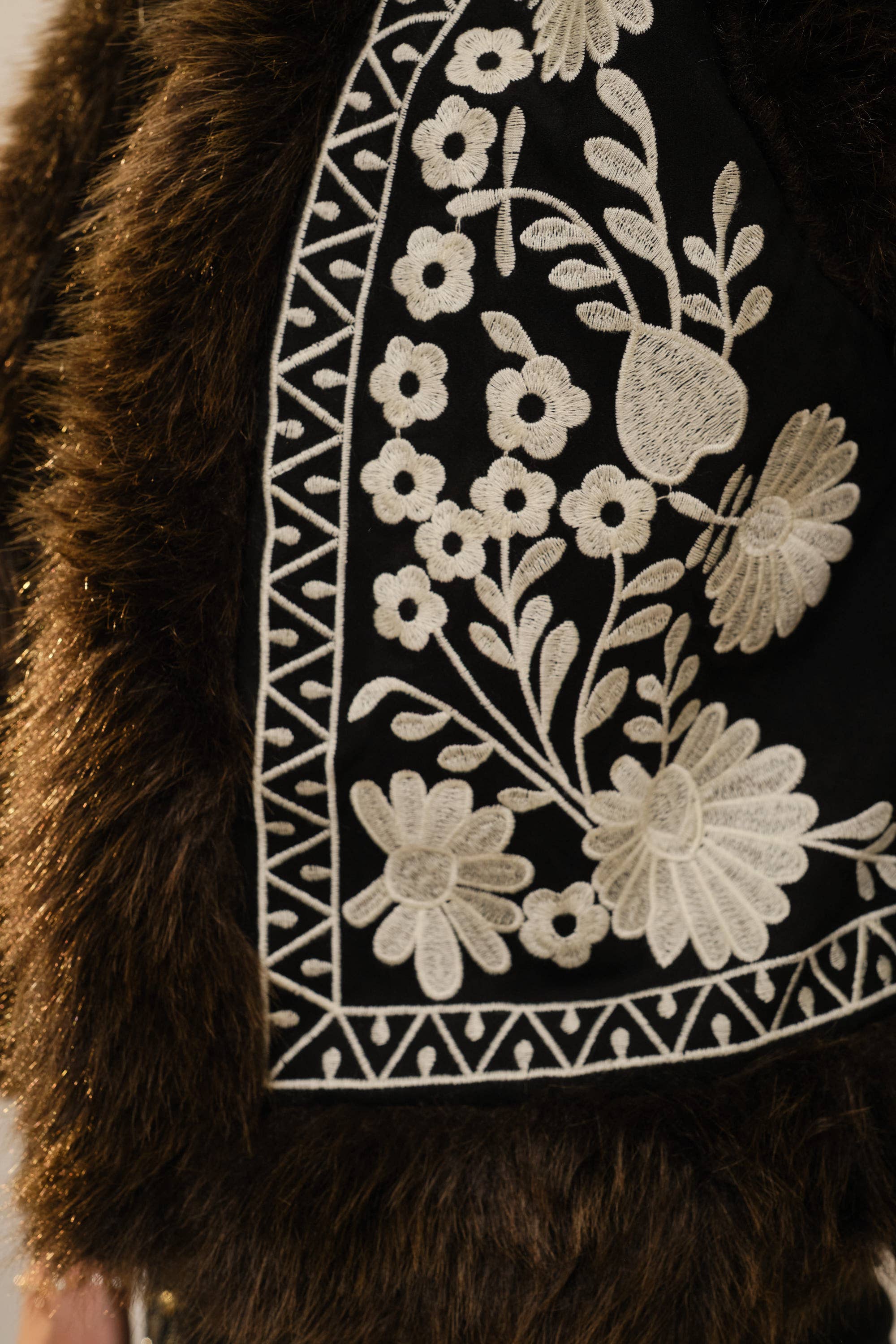 BEIGE 91718V Bestickte Wildlederweste mit Pelzbesatz für den Großhandel auf Faire11