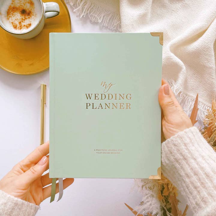 NYHED - Sage Wedding Planner Book med guldfolie og forgyldt Ed for engroshandel hos Blush And Gold