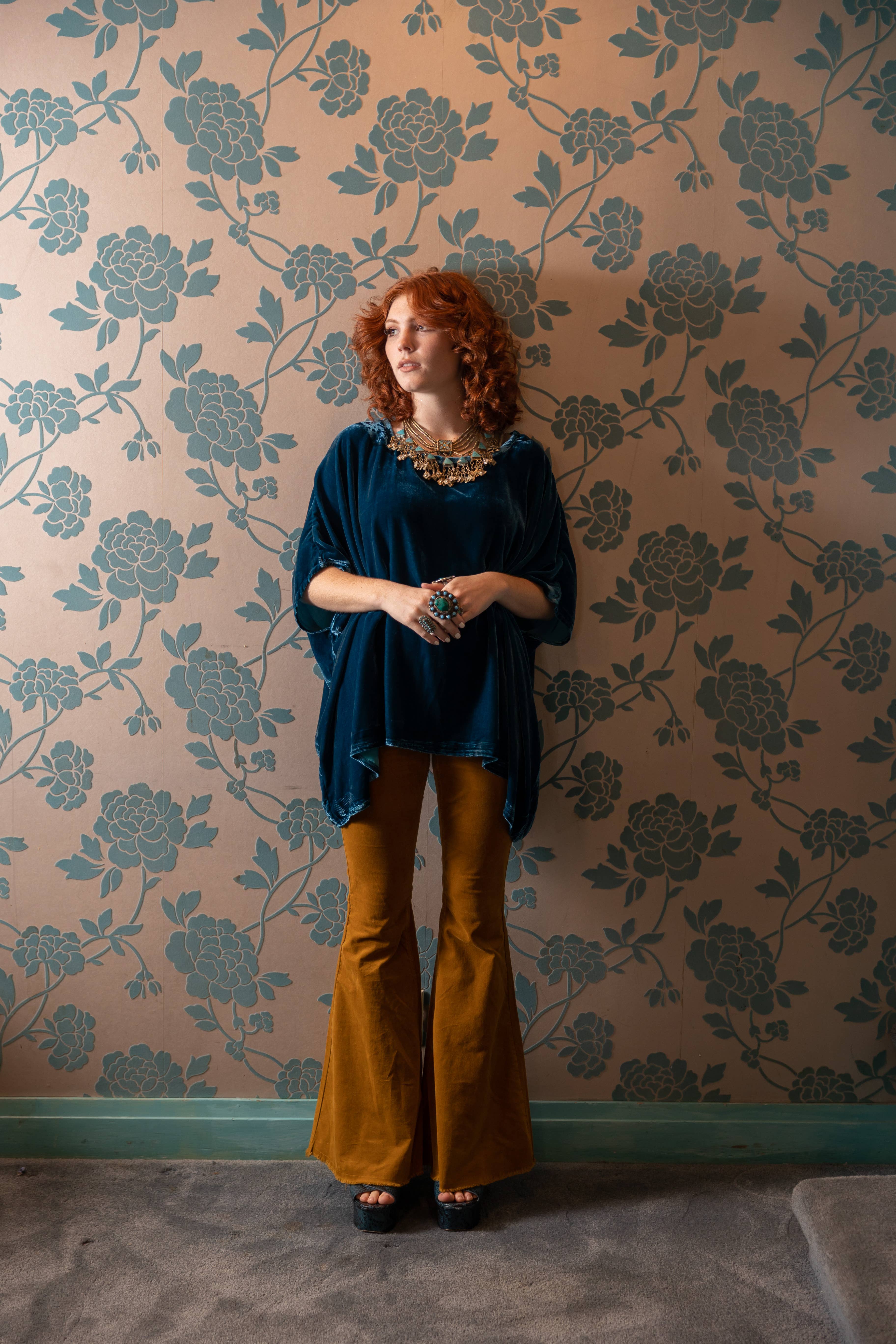 Jennafer Grace – Großhandel Bluse – Damen – Halstuch aus Samt mit Pfauenmuster7