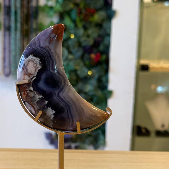 Blauwe Bloem Agaat Maan op Standaard - 216g - 15,5cm x 8,5cm voor wholesale door Crystal Cove Minerals