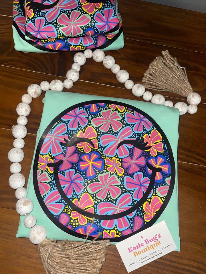 Tropisches Smiley Comfort Color T-Shirt für den Großhandel von Katie Bug's Boutique