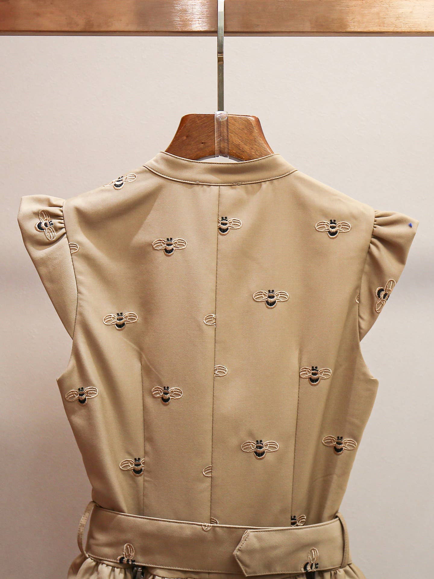 Khaki DR553Y Elegantes Sommerkleid mit Bienenstickerei und Flügelärmeln für den Großhandel auf Faire5