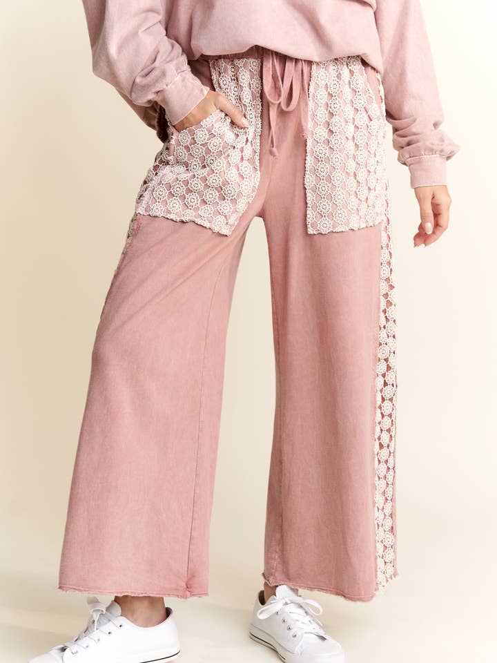 Malva claro Pantalones con ribete de margaritas florales MineralWash HP5794 de venta al por mayor en Faire0