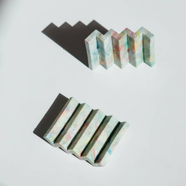 Saboneteira de Plástico Reciclado - Zig Zag - YE-O e outras tendências em Compre formas para sabonete B2B. Devoluções gratuitas e condições de pagamento a 60 dias na Faire na Faire.