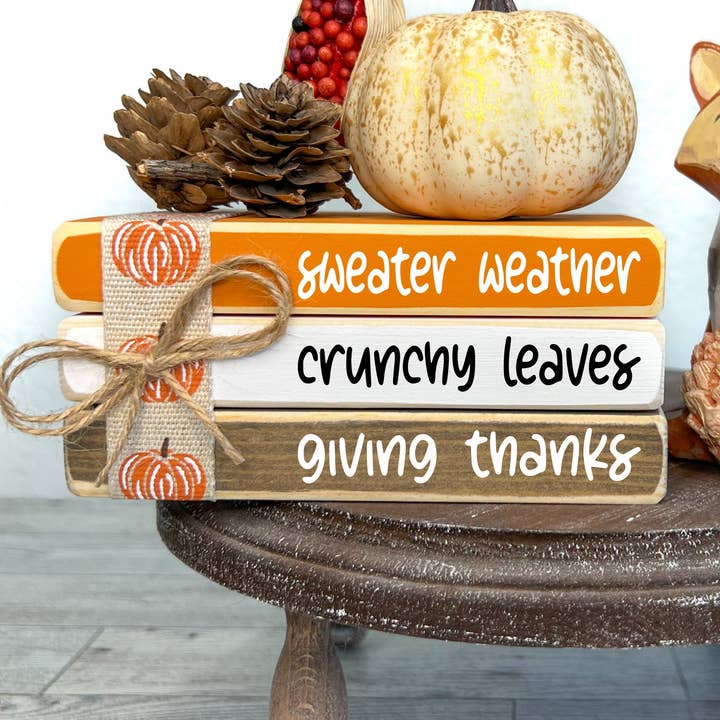 Miniboekenstapels voor de herfst | Gelaagd dienblad voor de herfst | Sweater weather voor wholesale door Ruaille Buaille Co