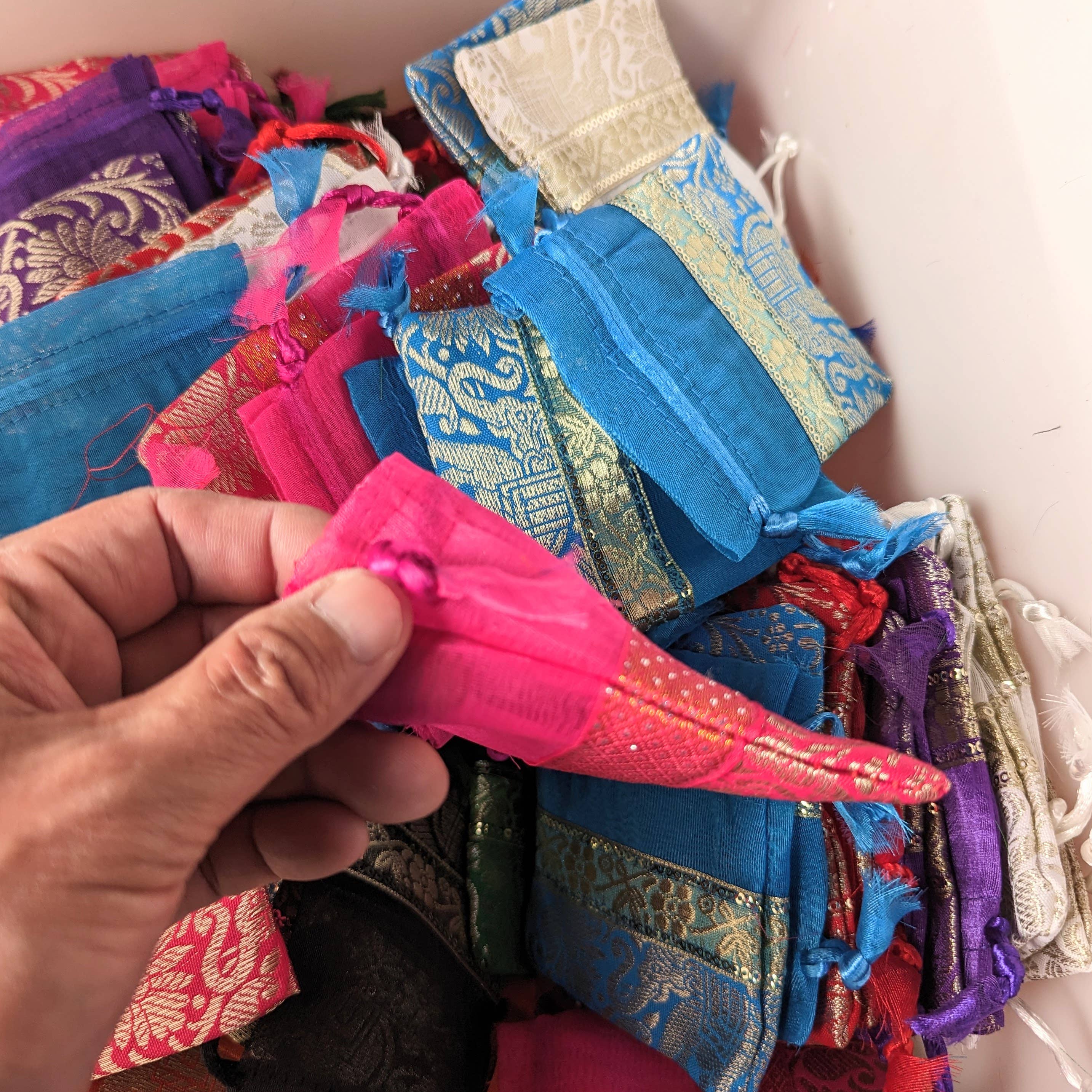 Tenzing Collections – wholesale Presentpåse – Tenzing Collections - 100-pack återvunna siden- och jutesäckar med dragsko eller dragkedja för gåvor26