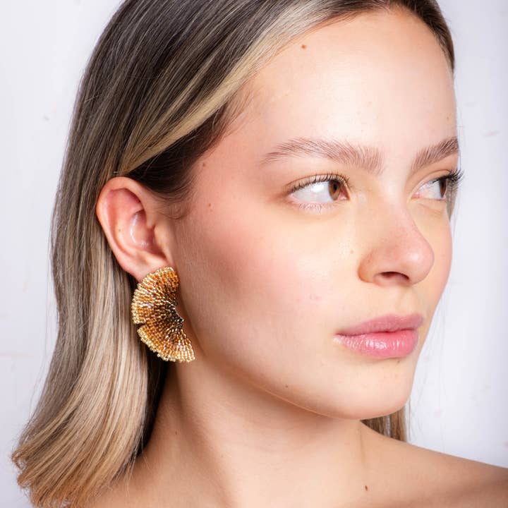 Mayana Designs Co – Großhandel Ohrstecker – Handgewebte Ginkgoblatt-Ohrstecker mit Perlen (Bronze)2