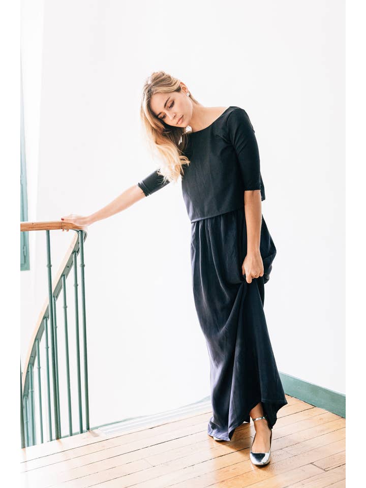 madame-en-soie – Engroshandel Top- og nederdelsæt - Dame – Sæt "Marina": Lang Nederdel og Backless Top i Sort Silke3