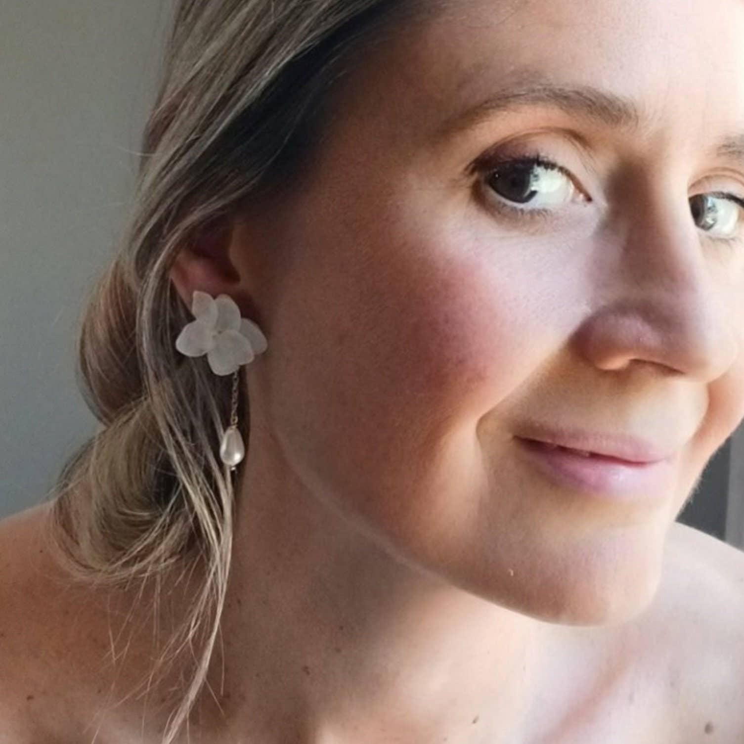 L'atelier du 6 - Wholesale Dangle Earrings - Ania- Preserved White Flower Earrings5