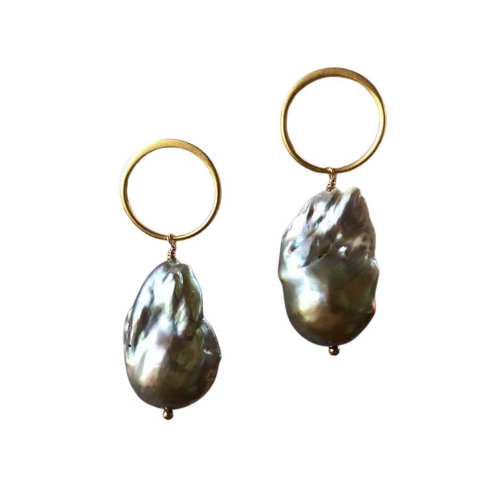 The Wild Diamond – wholesale Hängande örhängen – Grå barock pärlörhängen - Large