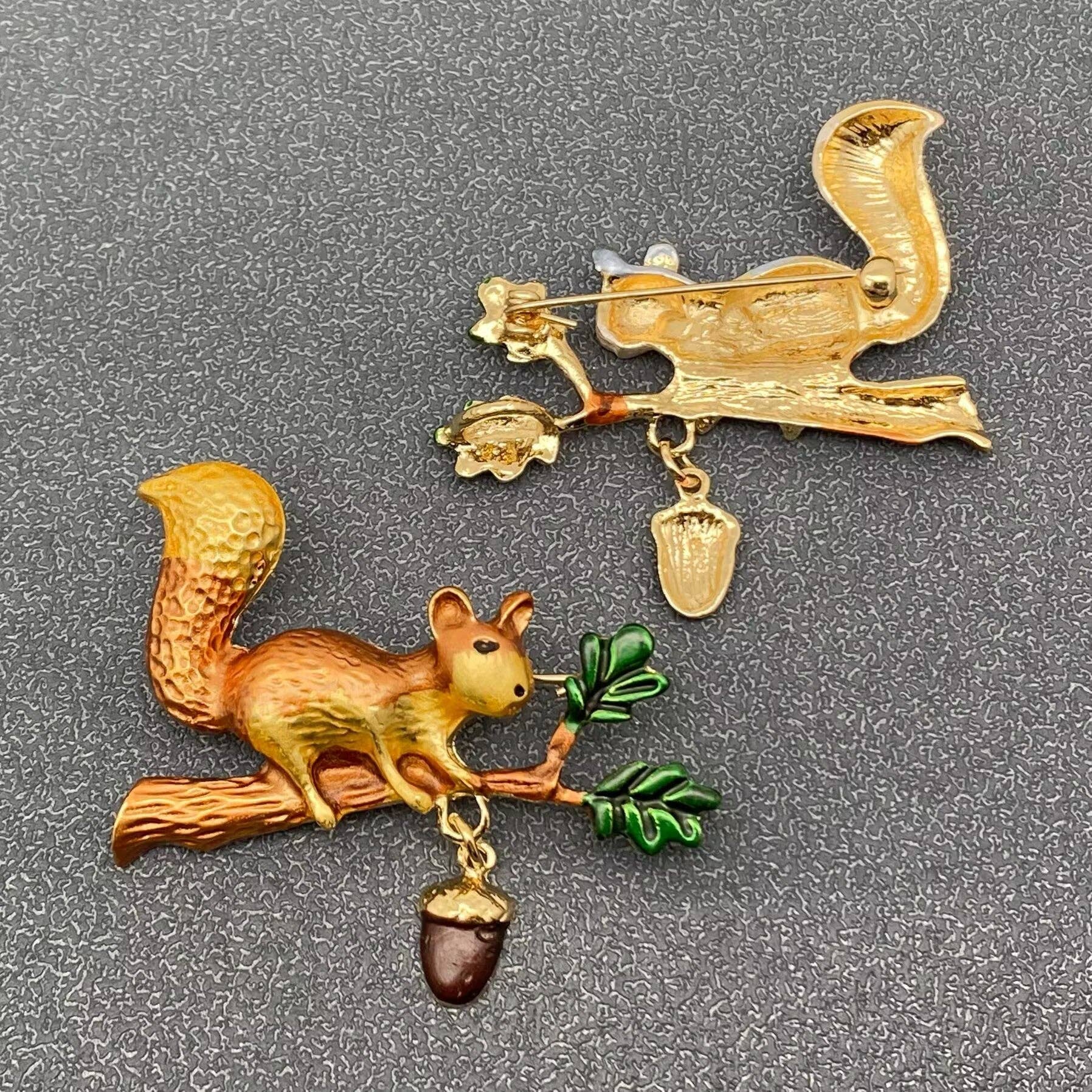 Mio Queena - Wholesale Brooch - Enamel Squirrel Picking Nut Brooch3