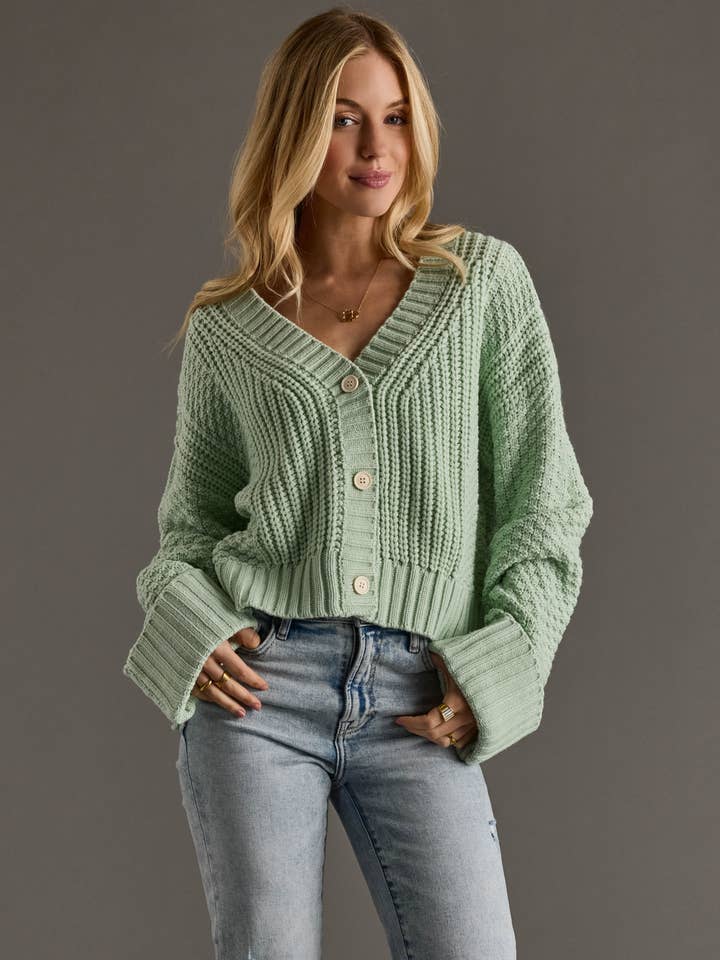 Cardigan court en maille menthe à boutons pour la vente par Panache Apparel Co.