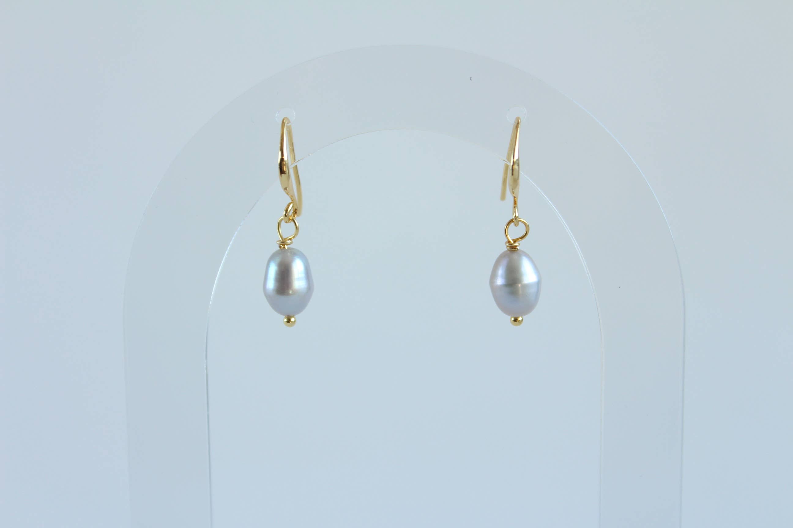 iBijoux – Engroshandel Hængeøreringe og creoløreringe – Minimalistiske ferskvandsperle-øreringe med vedhæng (1E04a)9