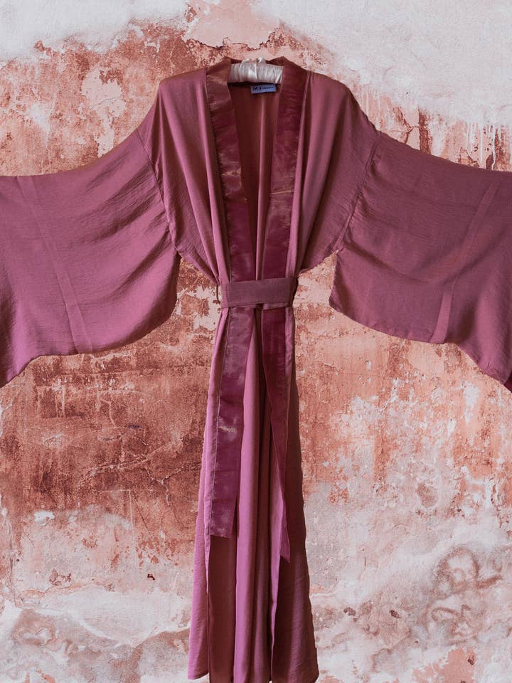 Kimono maxi SS20 Suki en satin et soie pour la vente par OH KIMONO