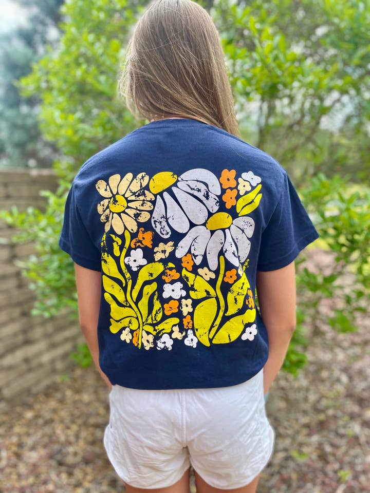 T-shirt imprimé « Daisy Daze » au dos pour la vente par Sassy Frass Tees