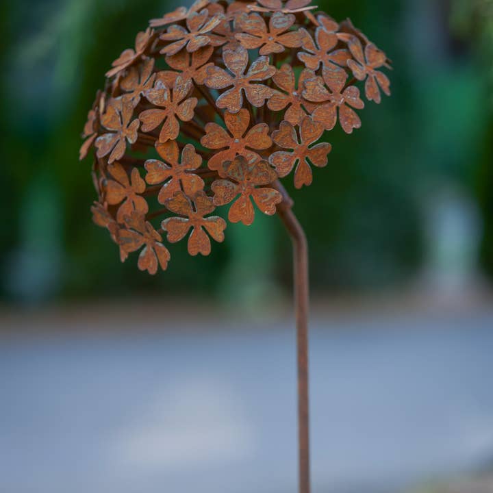 Petite Fortunia: Estaca de jardín y adorno mural en metal oxidado para venta al por mayor de Elegant Garden Design