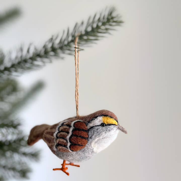 Décoration en feutre représentant un moineau à gorge blanche pour la vente par Ganapati