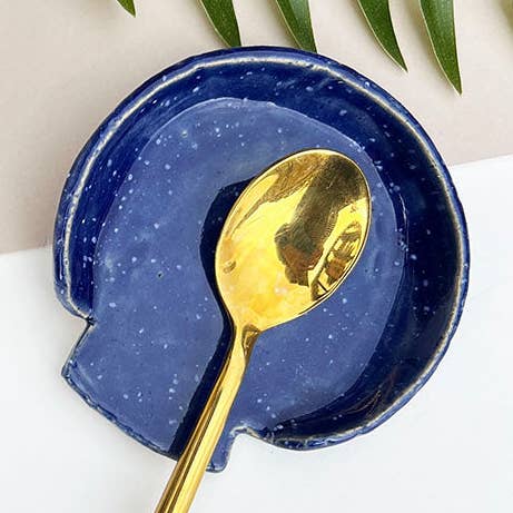 Reposoir de cuillère moucheté bleu foncé pour la vente par Juliet Reeves Designs