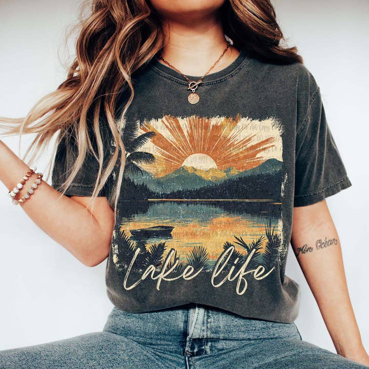 Maglietta con grafica Lake Life per la vendita all'ingrosso da parte di Savage Rebel Co.