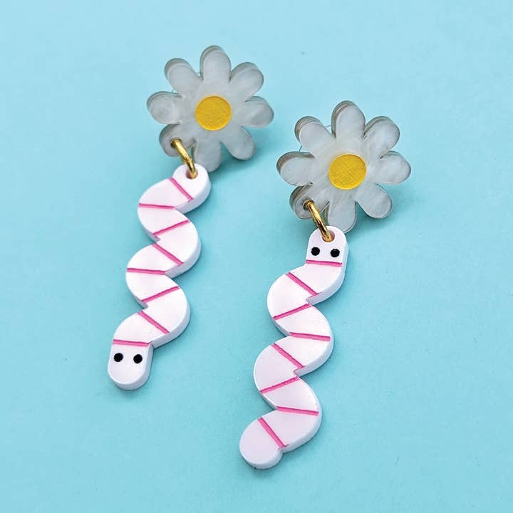 Boucles d'oreilles pendantes Garden Party Worm and Daisy pour la vente par Sylvia Draws