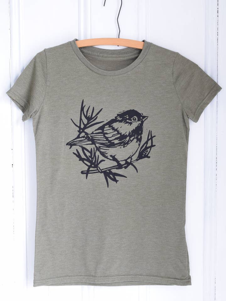 Damen Bio-Chickadee T-Shirt in Schwarz auf Olivgrün für den Großhandel von Hearth and Harrow