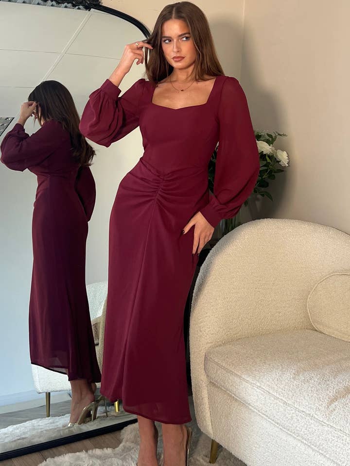 Mina Midikleid mit herzförmigem Ausschnitt und gerafftem Detail in Beere für den Großhandel von Girl in mind