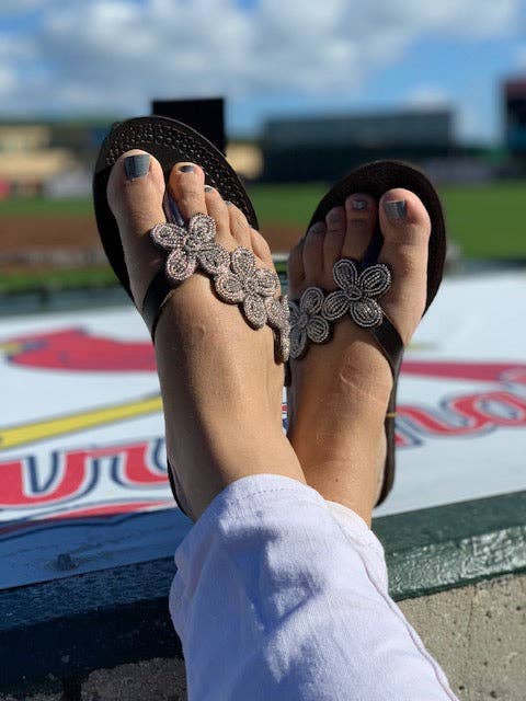 Addison Håndlavede Perlesandaler - Etisk Sommerfodtøj med Masaiperlearbejde for engroshandel hos Her Best Foot Forward