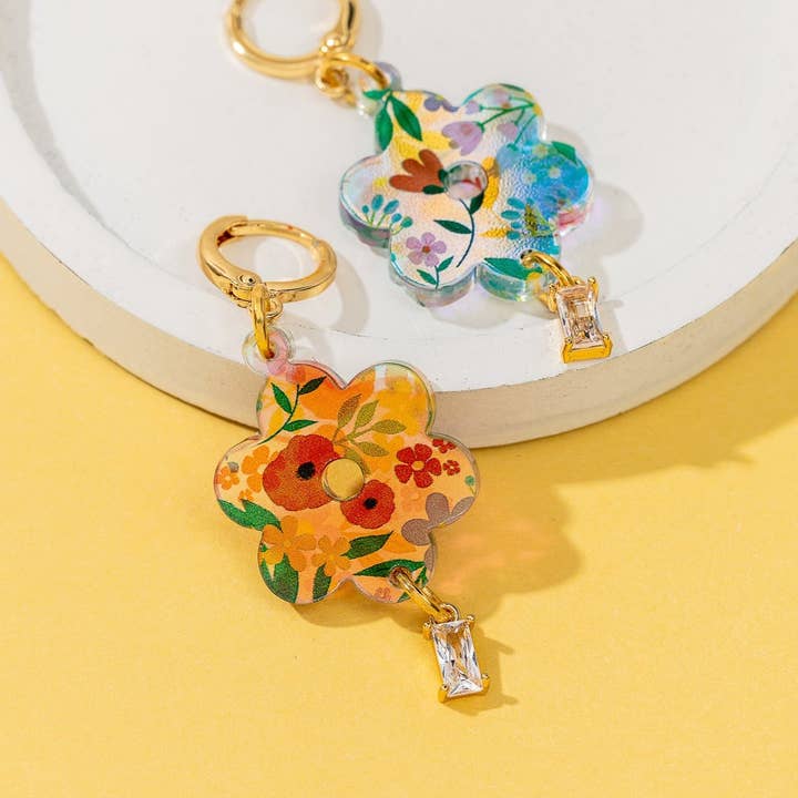 18K vergulde Huggie Oorbellen met iriserende zomerbloemen en een hangende edelsteen voor wholesale door The Gifting Knot Ltd