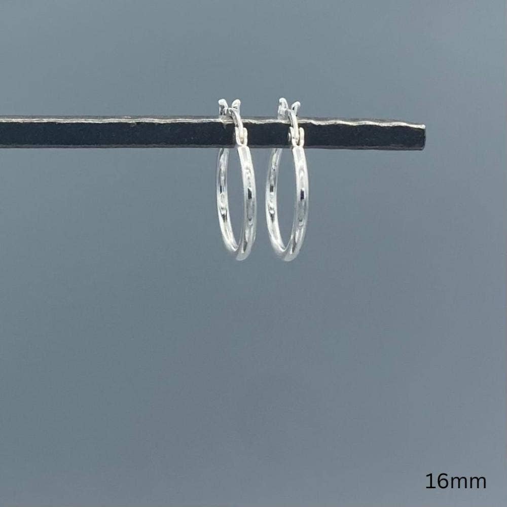 Something Silver - Vendita all'ingrosso Orecchini a cerchio - Orecchini a cerchio con chiusura francese in argento sterling da 1,5 mm3