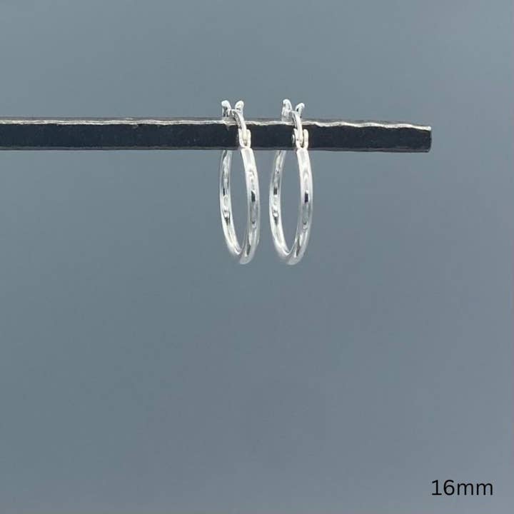 Something Silver - Vendita all'ingrosso Orecchini a cerchio - Orecchini a cerchio con chiusura francese in argento sterling da 1,5 mm3