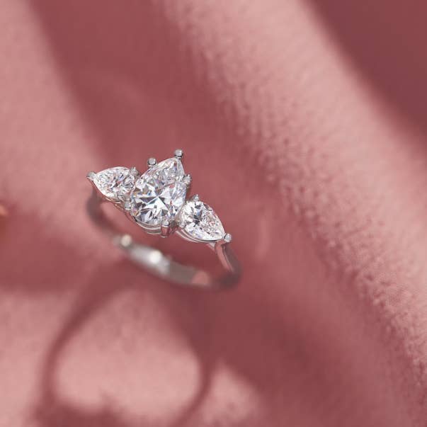 14K Witgouden Drie-Steens Peer Diamant Verlovingsring – G/VS voor wholesale door LooseDiamondNet