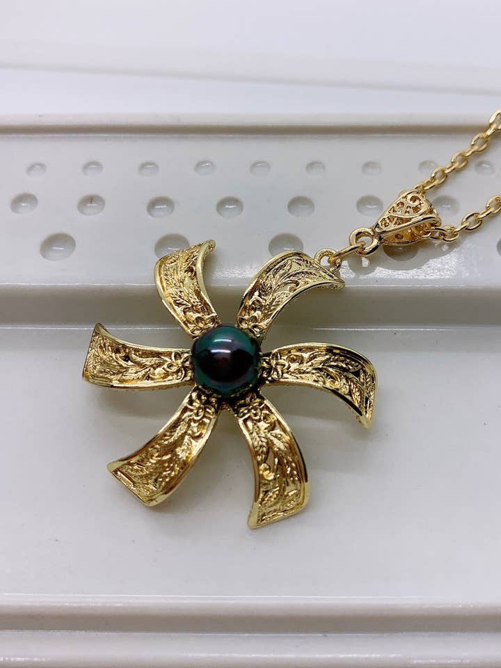 Motif tribal hawaïen sur fleur de tiaré : collier Hamilton en or avec perles paon/nacre arc-en-ciel pour la vente par Anela's Jewelry
