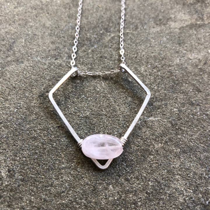 Silver Crystal Sköld || Rose Quartz för wholesale av Kate Stephen Jewelry