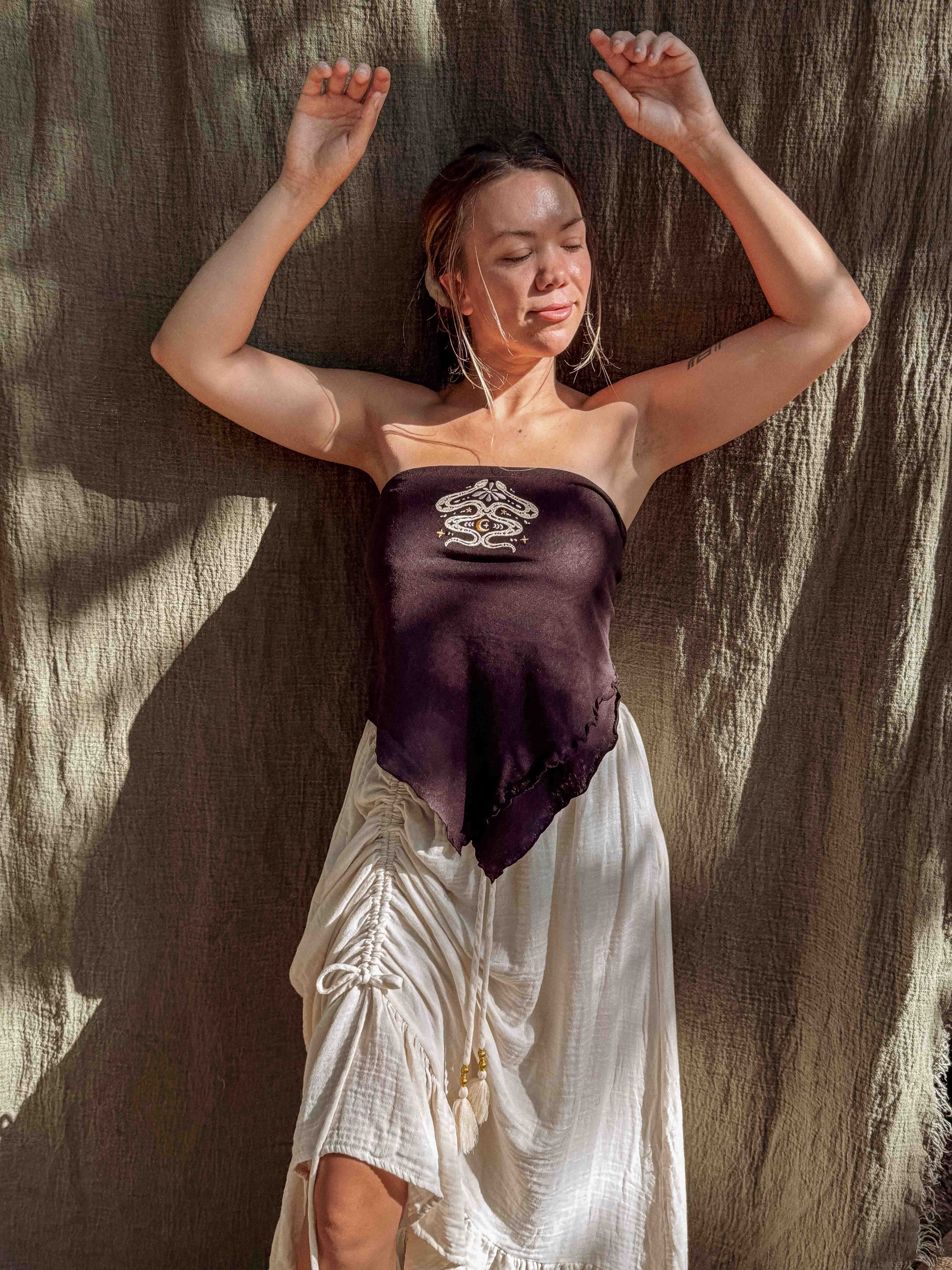 Gardenbelle Shop – Blusa - Mulher por atacado – Top Bandana Serpente Orgânica, Bandana XL Serpente Lua Boho em Cânhamo12